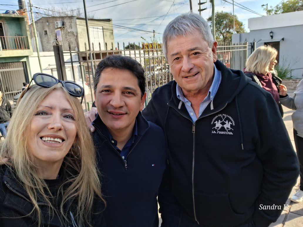 MartinMarinucci's tweet photo. Una jornada que me voy a guardar para siempre en el corazón. 

En Paraná acompañamos en caravana las reliquias de San Carlo Acutis, desde la Parroquia San Agustín hasta la Parroquia Santo Domingo Savio. Un recorrido lleno de fe, emoción y esperanza, compartido junto a muchísimas familias y jóvenes.

Después vivimos una misa profundamente emotiva y tuve el enorme honor de recibir un cuadro con la imagen de Carlo. Un gesto que agradezco de corazón y que tiene para mí un significado muy especial.

Carlo fue un joven como tantos otros: estudiaba, hacía deporte, disfrutaba de sus amigos y tenía una enorme pasión por la tecnología. Pero hizo de su fe y de la Eucaristía el centro de su vida, utilizando también sus conocimientos de informática para transmitir su mensaje.

El Papa Francisco impulsó el camino que llevó a su beatificación en 2020 y posteriormente reconoció el segundo milagro que abrió las puertas a su canonización. Finalmente, el Papa León XIV lo proclamó santo el 7 de septiembre de 2025, en la Plaza de San Pedro.

Carlo nos recuerda que se puede ser joven, vivir plenamente nuestro tiempo y utilizar las nuevas tecnologías sin perder de vista lo esencial: la fe, el amor por los demás y el compromiso con quienes nos rodean.

Quiero agradecer especialmente a Sandra y Carlos por haberme permitido compartir un momento tan especial, por el cariño con el que me recibieron y por el hermoso cuadro de Carlo que me llevo conmigo. Hay regalos que trascienden lo material porque representan afecto, fe y un mensaje que nos acompaña.

Hoy me llevo de Paraná mucho más que un recuerdo. Me llevo una experiencia que emociona y renueva la esperanza.

San Carlo Acutis, acompañanos siempre. 🙏❤️