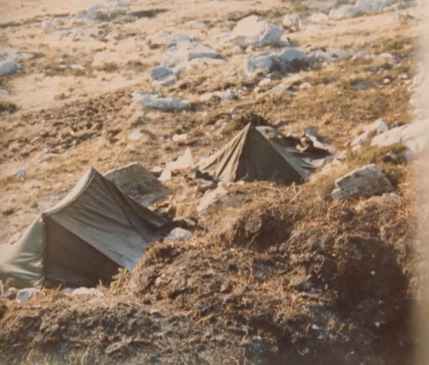 DanielS93481031's tweet photo. Carpas de soldados argentinos en una de las laderas de Monte Longdon. La fotografía fue tomada un día después de la batalla, el día 12 de Junio. https://t.co/mWcgPGYuqr