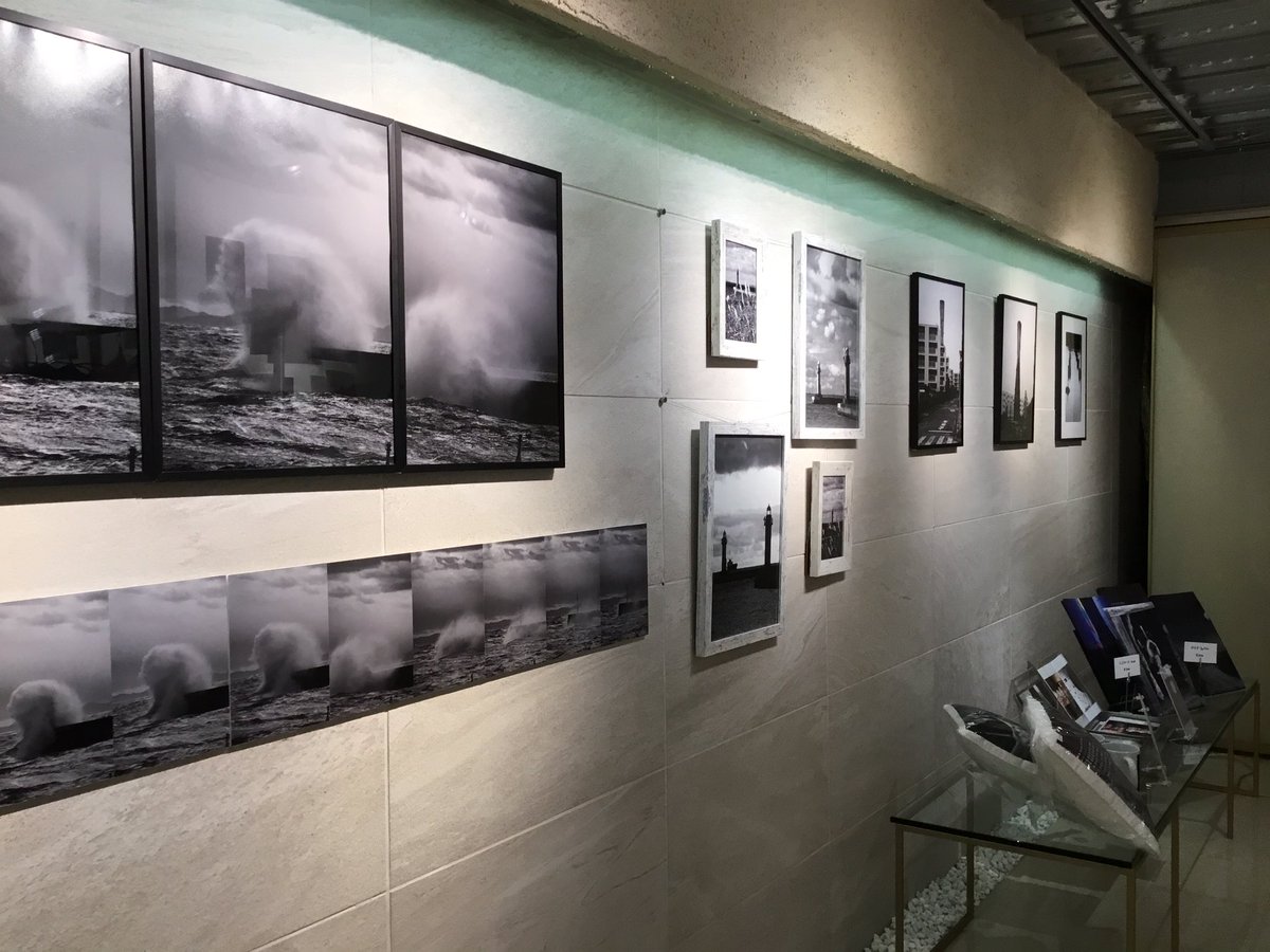 LandsEnd2017's tweet photo. 松田紀子写真展/いつだったか、夢で見たのかもしれない🔶9/11(金)13時OPEN‼️ ◎9月13日(日)まで/13時〜18時/入場無料
【撮影場所】
・高砂市曽根港(波)
・姫路市飾磨港(灯台)

#写真　#LUMIX  #小型カメラ https://t.co/geeZgeNHMz