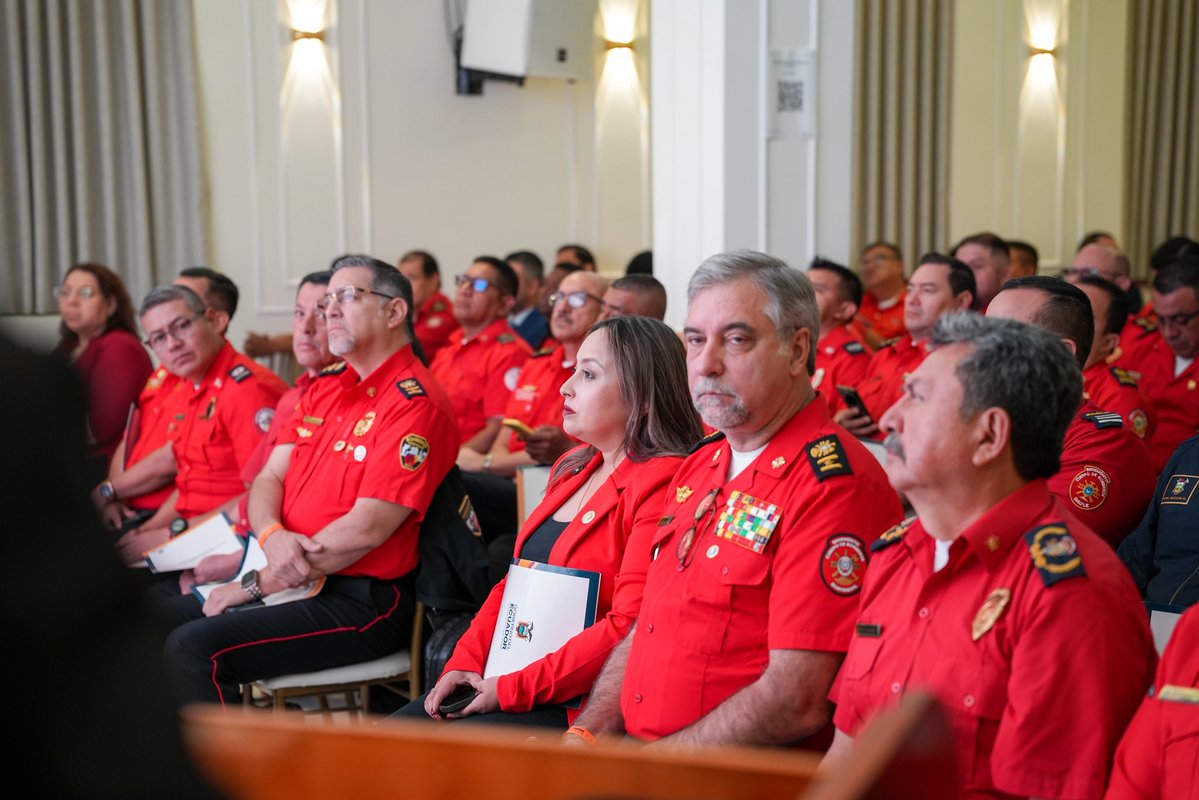Riesgos_Ec's tweet photo. 🚒 PREPÁRATE | Encuentro Nacional de Cuerpos de Bomberos 2026

Junto a los Cuerpos de Bomberos del país, identificamos necesidades y fortalecimos capacidades especializadas.

Seguimos preparándonos para enfrentar juntos las emergencias.

Alístate. PREPÁRATE. Actívate. 🇪🇨 https://t.co/hpJQRpMhOT