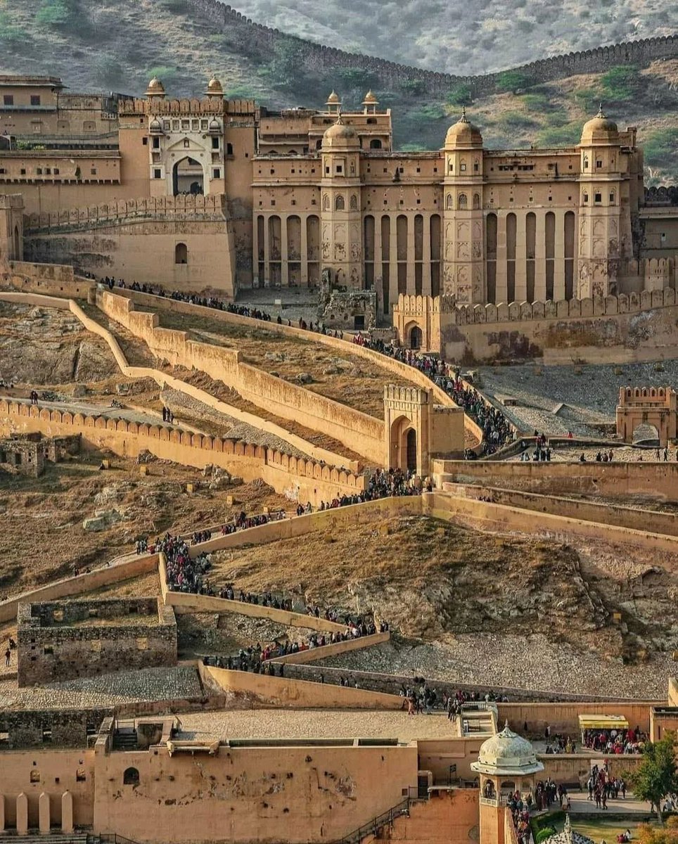 gleepus_glorpus's tweet photo. Saying the setting is culturally uninspired comes off as incredibly pretentious and ignorant when you can clearly tell it’s based off of Indian fortresses, temples, and villages.

Y’all looove East Asian aesthetics but immediately switch up when it comes to other Asian cultures. https://t.co/bl2CDFAqlK