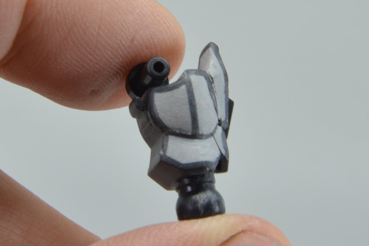 tepepro's tweet photo. ガンプラのエポパテ肉抜き穴埋め、ポイントは「瞬間接着剤」

①肉抜き穴にエポパテを詰める
②ナイフと紙やすりではみ出した部分を削って表面を整える

③（最重要）エポパテとプラとの境目にウェーブの低粘度速乾タイプの瞬間接着剤を流し込み、改めて表面をヤスリで削って整える

④完成！

プラとエポパテは硬さが違い、エポパテはプラスチックに密着しているわけではないので、ただ削るだけだと、プラとパテの境目にわずかな隙間が出来て、そのままだと浮かび上がってしまうことが多いのです

これは粘度が低く、浸透性の高い瞬間接着剤を隙間に染み込ませ、表面を削って整えることでこの隙間を埋めることができます

「エポパテとパーツの間に変な段差が出る！どんなに削っても消えない！」

と悩んでいた、昔の私のようなモデラーさんに役立てていただけると嬉しいです☺️

＃ガンプラ凄技テクニック