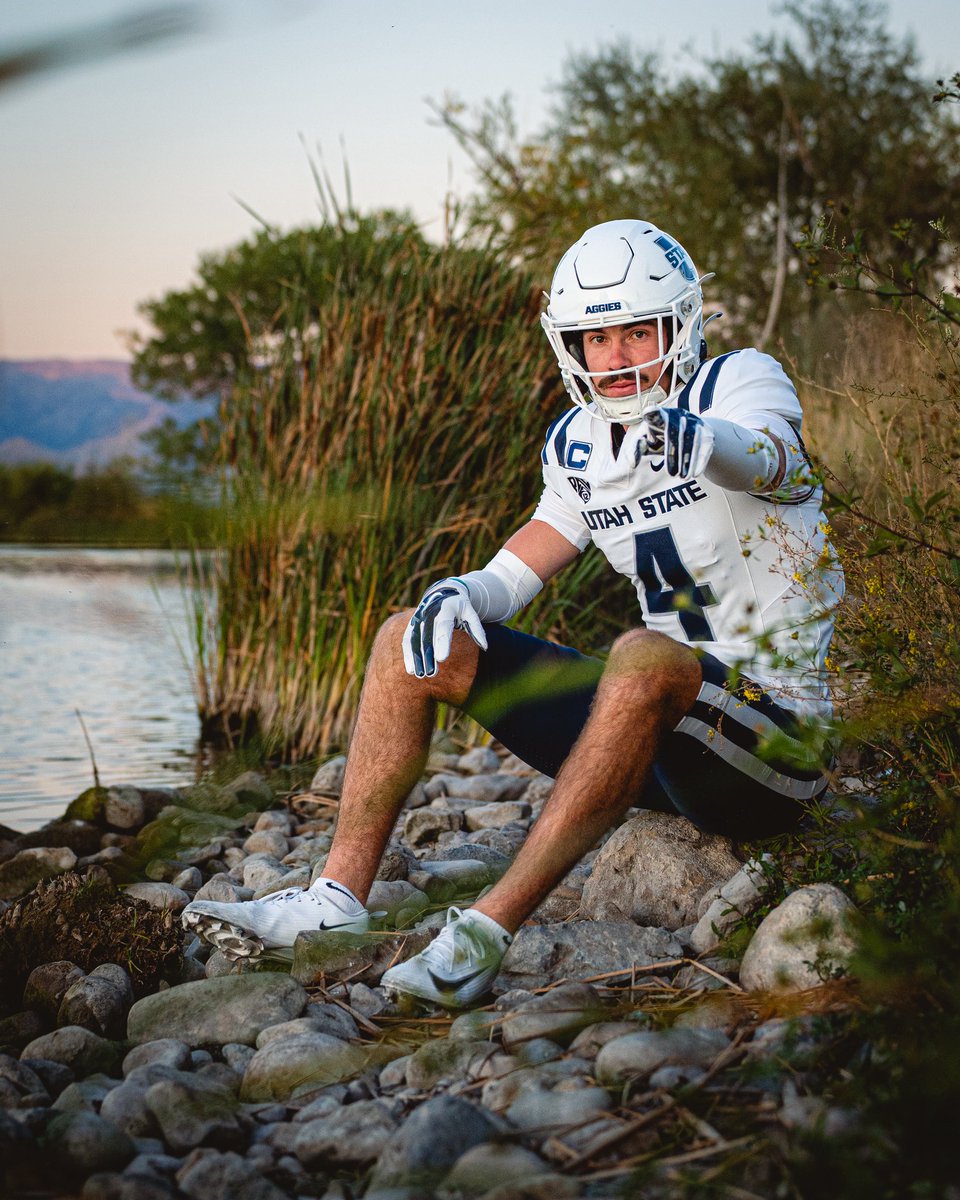 USUFootball's tweet photo. Bringing ⚪️⚪️🔵 to Seattle 🤘 https://t.co/Ml881JfsuI