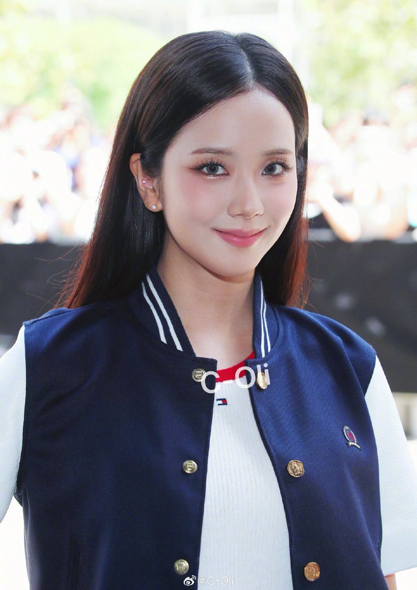 TheePopCore's tweet photo. JISOO served unmatched beauty and face card at the Tommy Hilfiger show in New York. https://t.co/F1vAfoZZge