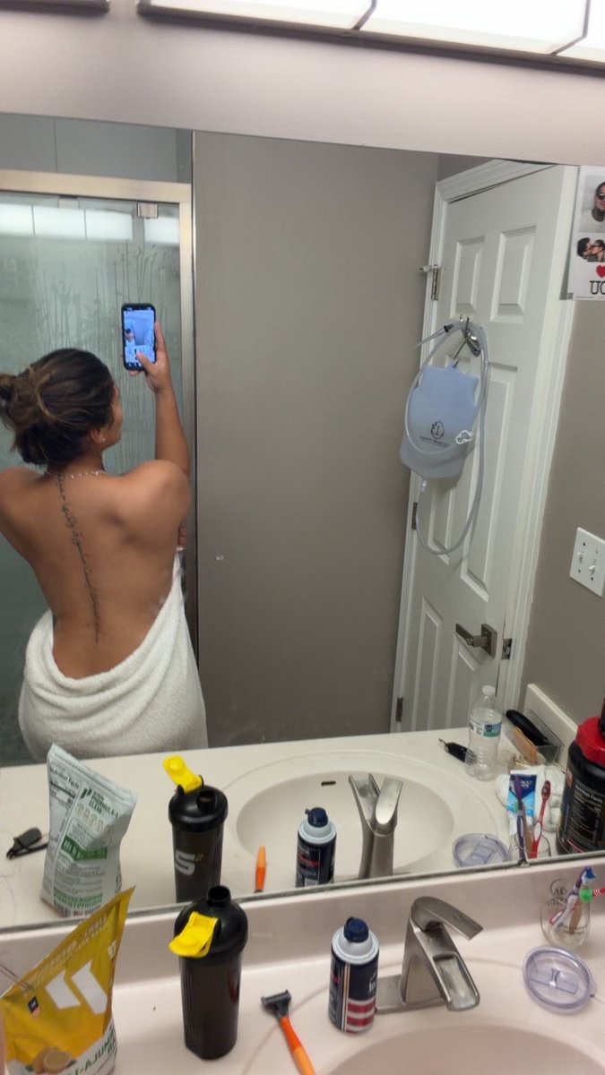 BrazillianXO's tweet photo. want me to drop the towel? dm me😈 https://t.co/oQ51gVY1Fc