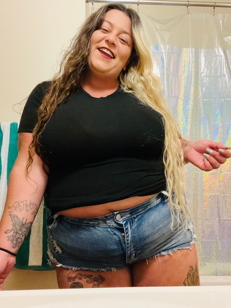 curvychloex_'s tweet photo. Does size matter when it comes to attraction? https://t.co/Xd0RAVKFL5