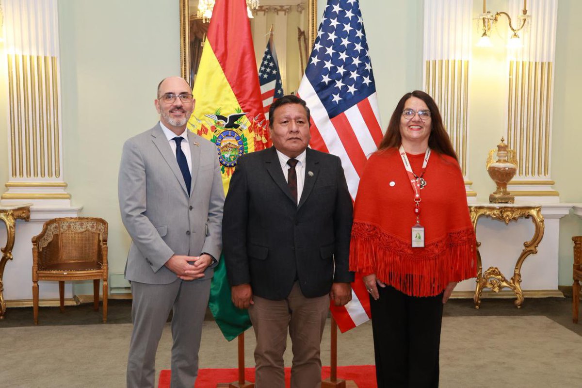 EmbEUAenBolivia's tweet photo. EE.UU. anuncia una inversión transparente de $2.5 millones para fortalecer la lucha contra la trata de personas en Bolivia a través de @BoliviaSave bajo la supervisión de @MRE_Bolivia. Esta inversión financia proyectos de cinco años a capacitación especializada, tecnología de investigación y protección a víctimas. Juntos, más seguros contra el crimen transnacional. #ContraLaTrata ️