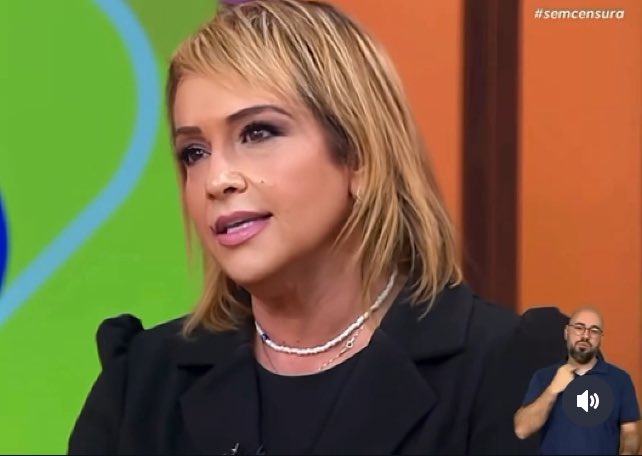 tropicaano's tweet photo. Crescilda largou o emprego na DO CARMO MATERIAL DE CONSTRUÇÕES e tá linda cantando baballoo pelo Brasil a fora #gotsha #semcensura #senhoradodestino https://t.co/CnKqTuy8o8