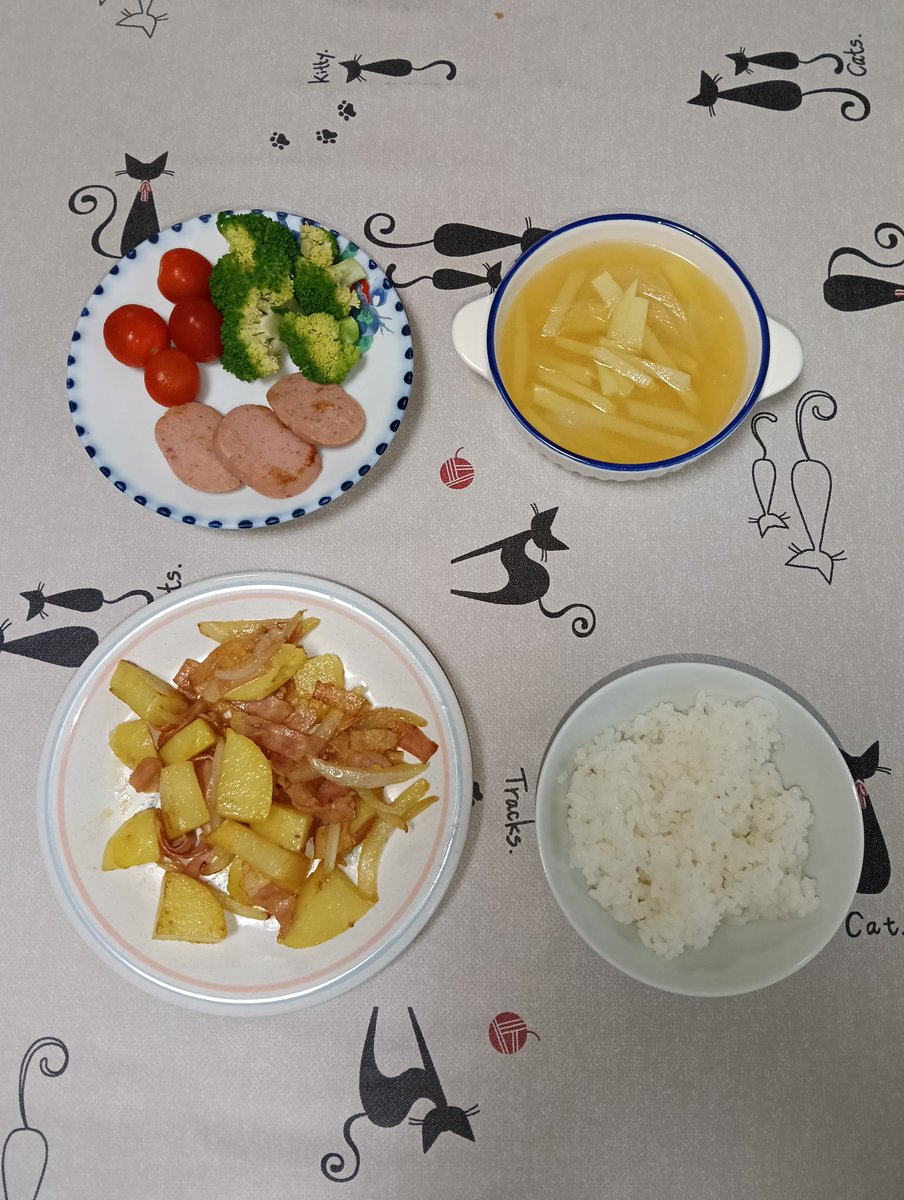 mikuron_1313's tweet photo. 今日は洋食ー(∩´∀｀)∩ﾜｰｲ
ご飯
ジャーマンポテト
ハム
ブロッコリー
トマト
じゃがいもと玉ねぎのコンソメスープ
いただきます(人´▽｀*) https://t.co/IeLf51Bujm