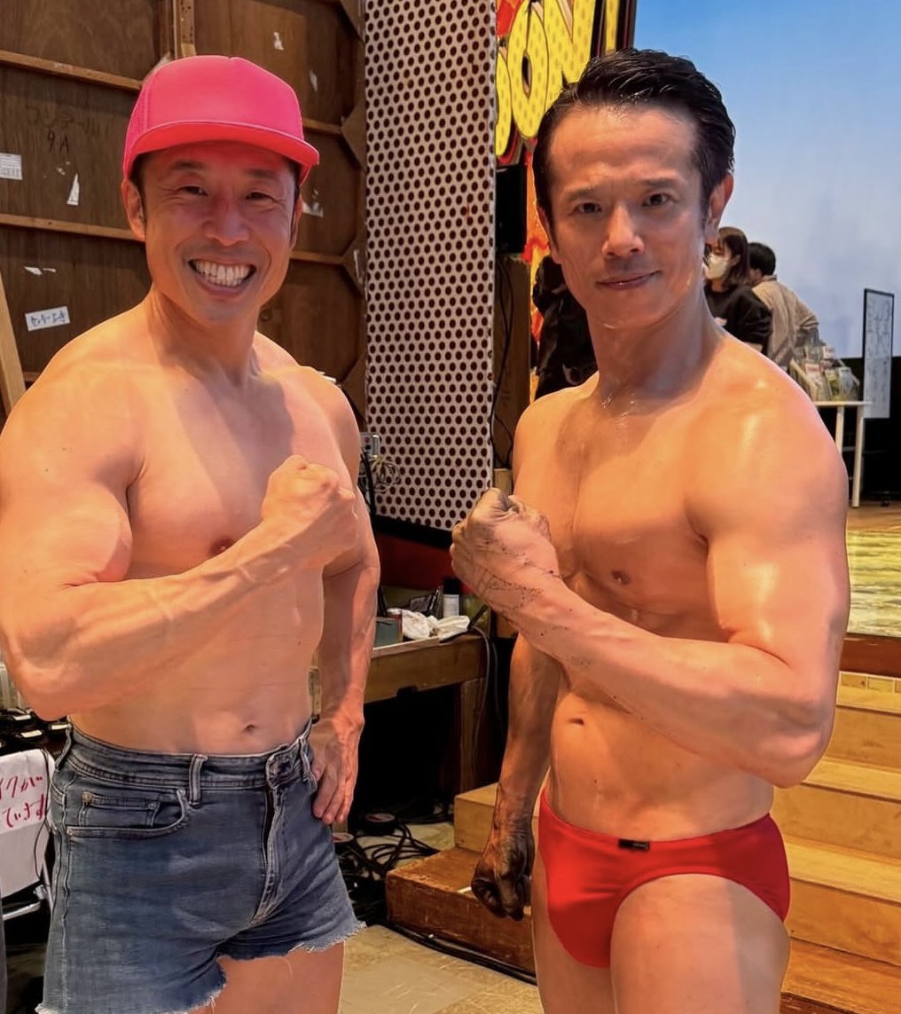 elite__man's tweet photo. 54歳でこの肉体、しかも愛妻家。
品川祐さんカッコ良すぎる💪🏼😎

芸人として活躍しながら、映画監督として『ドロップ』��興収約19.5億円。

仕事も家庭も身体も仕上がってる🔥 https://t.co/wIkTFBTFsx