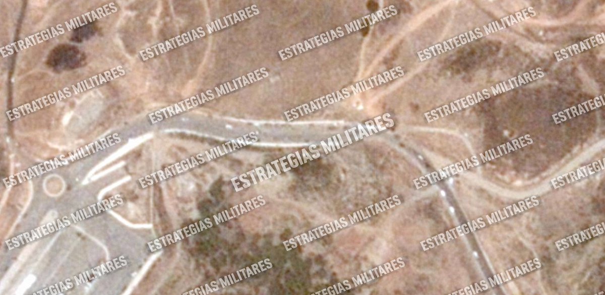 EstrateMilitar's tweet photo. 🚨 EXCLUSIVA | CEUTA COMPARTELO

Imágenes del 31 de julio de 2026 tomadas en el lado marroquí de la frontera.

En ellas se observa una gran concentración de vehículos blancos, presuntamente utilizados para transportar personas, mientras las carreteras de acceso permanecían cortadas para el resto del tráfico.

Un indicio más que pone seriamente en duda la versión oficial del Gobierno de España.

La investigación completa aquí  #Ceuta #Noticias #España

https://t.co/bhF3OYf6Ep