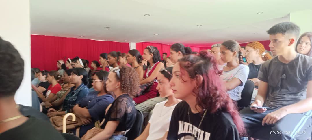 CubaMES's tweet photo. ✨ El Dr. C. @yurisley_valdes, rector de la @UniversidadMoa sostuvo un fructífero intercambio con estudiantes de las Facultades Geología Minas y Ciencias Sociales y Económicas, como parte del seguimiento al proceso formativo de la comunidad universitaria.

ℹ️📷 #UMoa
#Cuba https://t.co/r7BLF6o1ed