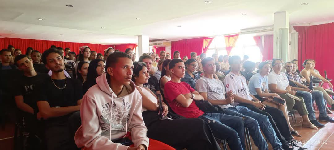 CubaMES's tweet photo. ✨ El Dr. C. @yurisley_valdes, rector de la @UniversidadMoa sostuvo un fructífero intercambio con estudiantes de las Facultades Geología Minas y Ciencias Sociales y Económicas, como parte del seguimiento al proceso formativo de la comunidad universitaria.

ℹ️📷 #UMoa
#Cuba https://t.co/r7BLF6o1ed