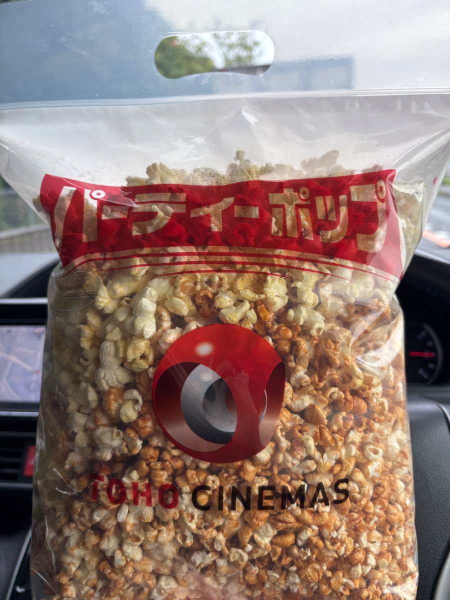 drmdiski's tweet photo. TOHOのパーティーポップって今から映画見ながら食べる感じの時はパンパンに入れてくれるけど、そのまま持って帰る感じの時は少なめなのね👀
パンパンに入れてくれてもええんやで🥺 https://t.co/tLUofY1xEw