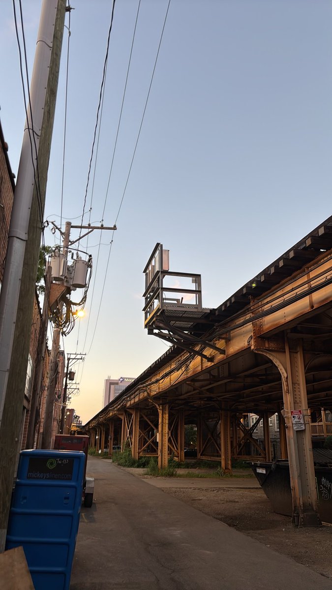 julsadventures's tweet photo. Chicago mfs will post a picture of an alley and rusty train tracks and say “it’s hard not to romanticize Chicago.” I’m mfs. https://t.co/EkC89X5Y8X