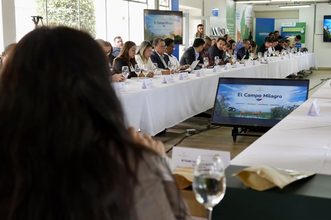 URestitucion's tweet photo. 🧵 | Durante su participación en el #CONSA, nuestra directora general, Myriam Martínez, presentó un balance sobre el avance de los procesos de restitución de tierras que adelanta la Entidad y destacó la importancia de contar con un presupuesto sólido para la vigencia 2027, que permita fortalecer la capacidad institucional, avanzar en el cumplimiento de las decisiones de restitución y garantizar la defensa y protección efectiva de los derechos de las víctimas en todo el país. 🤝🌳