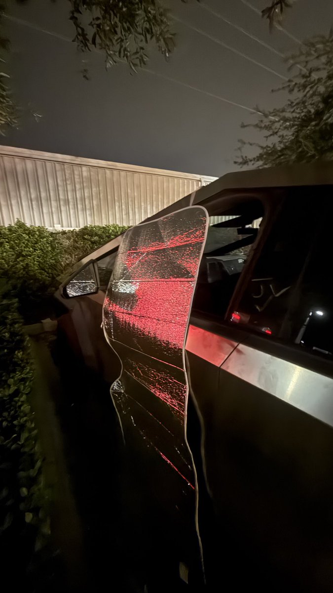 MystFacts's tweet photo. Bracing for a thunderstorm in Florida when your brand new  @cybertruck dies after charging and now the windows won’t go up 😅 fml https://t.co/5UmteeOfyy