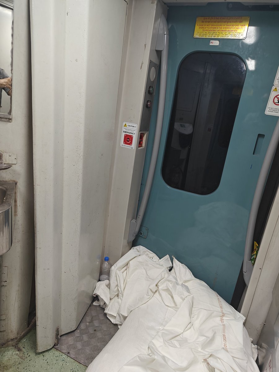 BRIJESHGOSWAMI's tweet photo. @AshwiniVaishnaw @PMOIndia @WesternRly Please have a look on Tejas Mumbai Rajdhani. https://t.co/8OcnEWa3oP