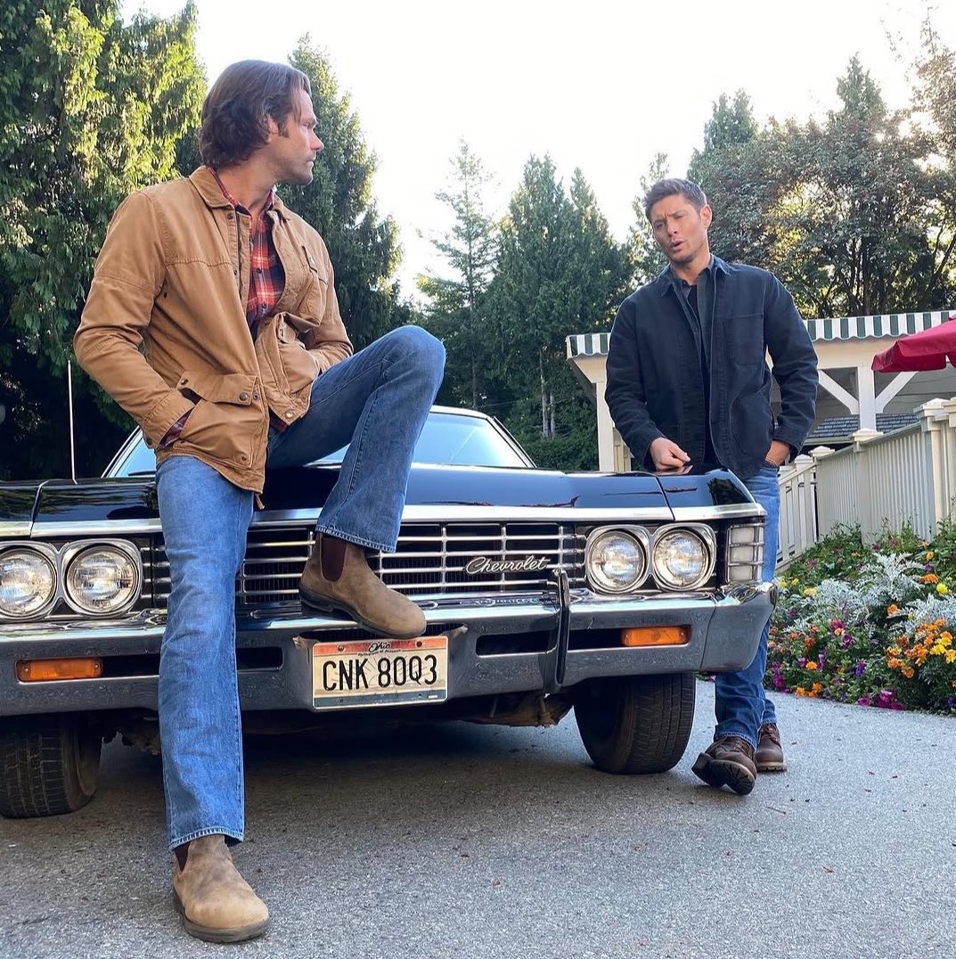 infoackles's tweet photo. AINDA NÃO SUPEREI! 🥹 Exatamente há seis anos, em 10 de setembro de 2020, as gravações de Supernatural chegavam ao fim.

E, naquele dia, Jensen Ackles compartilhou algumas fotos no set e expressou todo o seu amor e gratidão por uma história que o acompanhou por 15 anos e mudou sua vida para sempre:

🇧🇷 | “Acordei às 6h da manhã hoje. Aquele alarme tocou com um tom pesado. Hoje é o último dia de uma jornada de 15 anos. Uma jornada que mudou minha vida para sempre. Para aqueles com quem trabalhei nessa jornada e para aqueles que assistiram e apoiaram… vocês nunca entenderão o tamanho da minha gratidão por vocês. ‘Obrigado’ não é suficiente. Simplesmente não existem palavras. Sou muito grato por essas memórias que levarei comigo para sempre. Que jornada foi essa. E que corrida.

Aqui estão algumas fotos dos nossos últimos dias… incluindo hoje. Vou tentar e mandar mais depois, mas, no verdadeiro estilo SPN… estamos no meio do ‘nada’ e sem sinal nenhum. Vai entender. Fiquem ligados.”

Quem aí também sente saudades? ❤️
