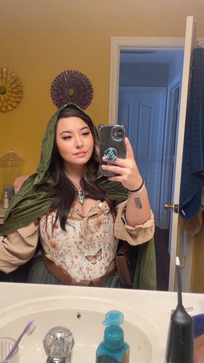 SomeNerdChi's tweet photo. Here’s another selfie 💚

When I dressed up for The Hobbit MTG Pre Release https://t.co/3puskxesoo