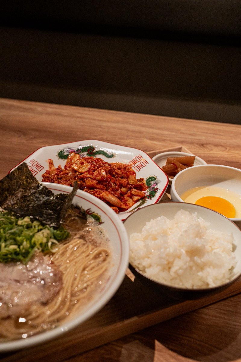 taiga_ramen_'s tweet photo. 📢【ランチ定食、始めました！】

お待たせいたしました！
本日より大河の【ランチ定食】スタート‼️

第一弾は、みんな大好き
「豚キムチ定食」

豚骨ラーメンに豚キムチ、ご飯、生卵などが付いた超お得なセット！

そのまま食べるも良し。
生卵や卓上調味料を使ってアレンジするも良し。

自分だけの食べ方でお楽しみください！

ランチタイムはぜひ大河へ🍜