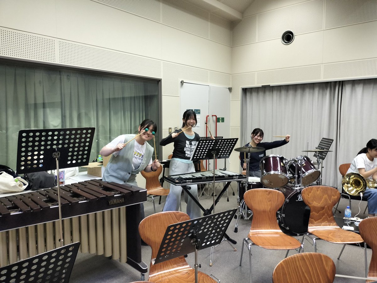 musaorche's tweet photo. おはようございます- ̗̀ ( ˶'ᵕ'˶) ̖́-
少し遅れましたが昨日の様子をお届けします！
パート練習と先生ご指導の合奏を行いました😊 https://t.co/I7vNjm69Ar