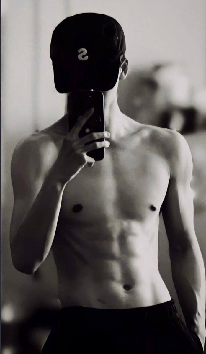 theluneszenith's tweet photo. ⬅️This face                                        This body➡️ https://t.co/iIrwXB3YCk