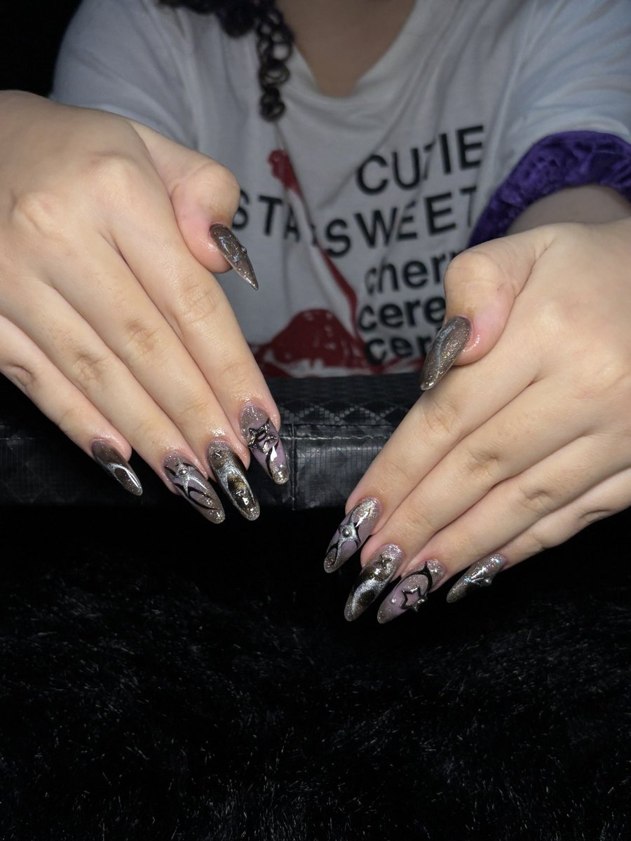 wingsgthic's tweet photo. oi gente queria compartilhar aqui com vocês!! eu sou nail desiigner e faço postiças tbm, minha agenda ta aberta até o dia 26 pra encomendas de postiças ou até horário (pra quem for de vv)!! vou deixar meu trabaio aqui p vcs divas marcarem comigo. <3 https://t.co/AXHaMmmqFf