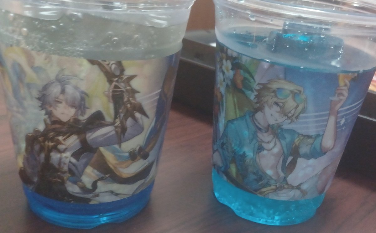 rose_MHSB_'s tweet photo. まねきねこスタレコラボ行ってきた！
飲み物めっちゃ綺麗✨️
アベンチュリンのでかいパネルがあったから撮影📸 https://t.co/PcLE7c3Wv3