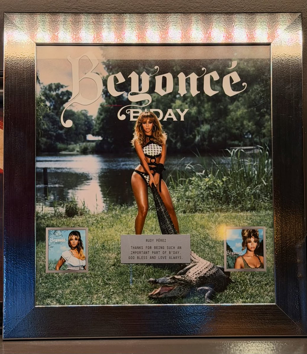 besshonsse's tweet photo. Beyoncé ha enviado placas conmemorativas por la edición del 20 aniversario de "B'DAY" a los colaboradores que trabajaron en el álbum. 🐝
Rudy Pérez, quien fue el productor principal y adaptador vocal en sus pistas en español y el EP Irreemplazable, compartió la placa! #BDAY20 🐊 https://t.co/CRdWXQ6t64
