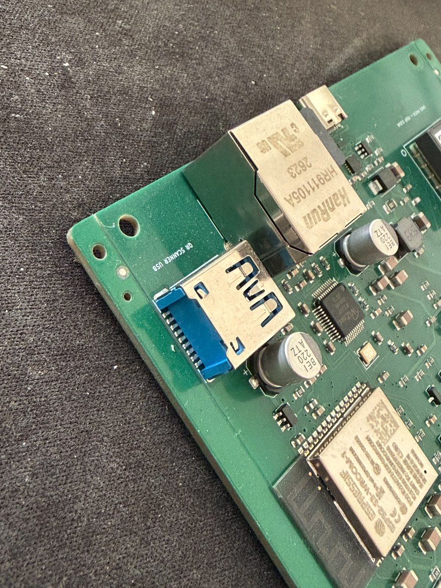 plumfeeler's tweet photo. @i2cjak those rat jlc fucks designed and assembled this while laughing at the reversed usb port i just know it. https://t.co/jn3OPcdgAu