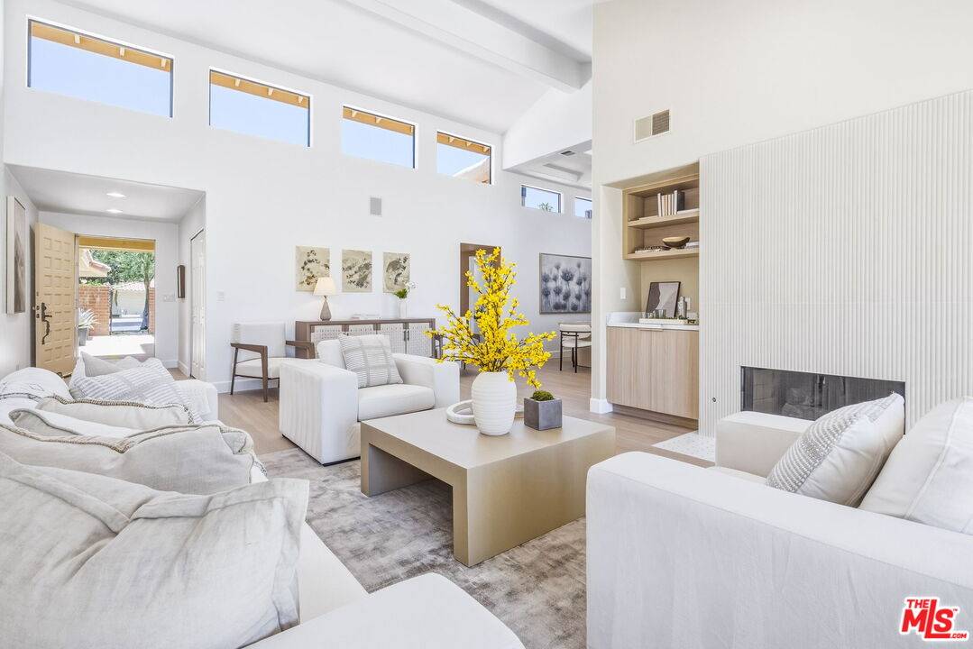 ocelotagents's tweet photo. Renovated golf-course homes in Palm Desert are being snapped up fast—this one is a standout. ⛳️🌴  

Open house this weekend at Monterey Country Club: 2 beds + office, 2 baths, approx. 1,800 sq ft, with sweeping fairway and mountain views, fully reimagined for modern desert living.  

See more and details: https://t.co/7tJv3100Tw  

#PalmDesert #OpenHouse