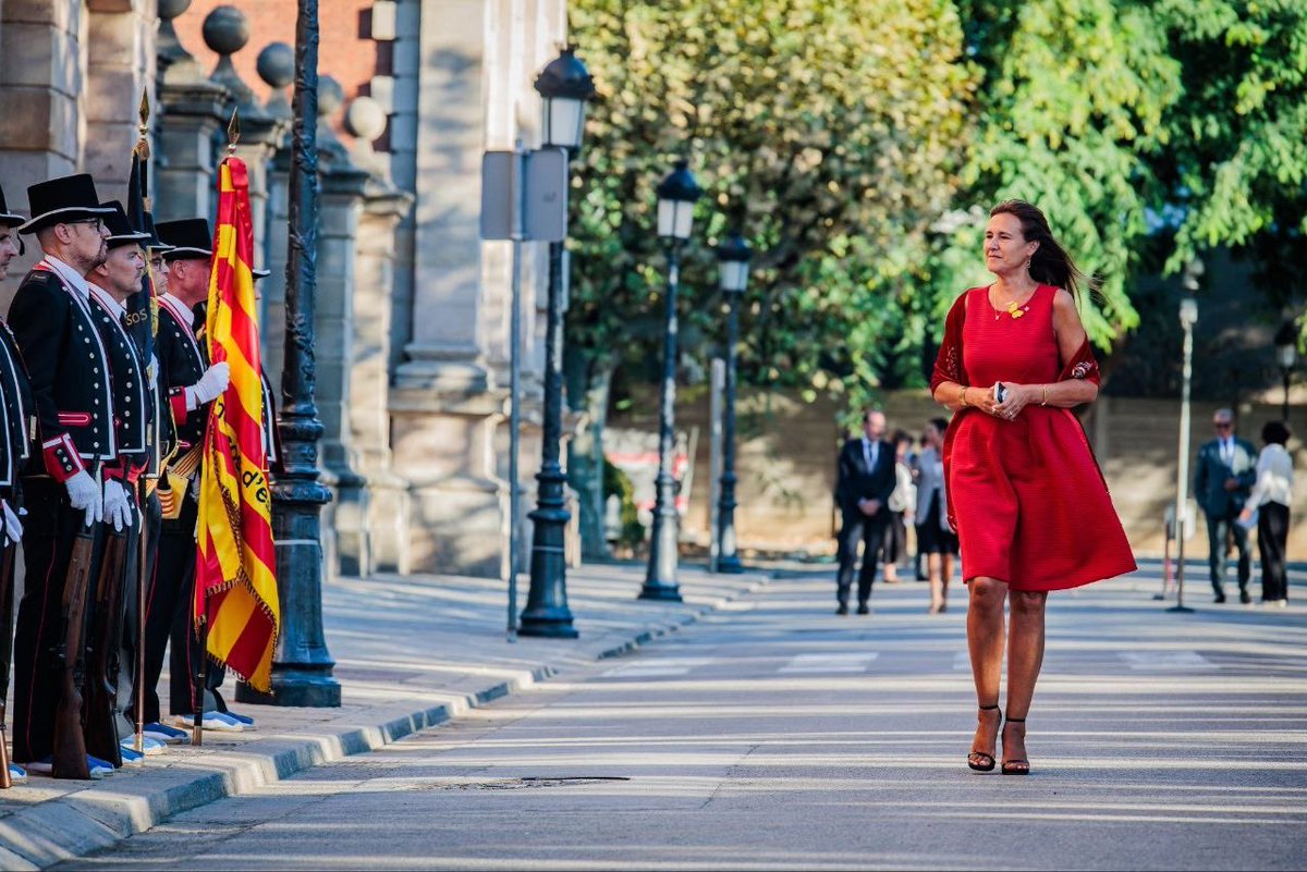 LauraBorras's tweet photo. “Un home i un poble només és derrotat quan accepta internament la derrota que li és proposada”,
Màrius Torres

Bona Diada!
Hi soc. Hi som.

Bona Diada! #Diada2026 https://t.co/gyEljNHNYW