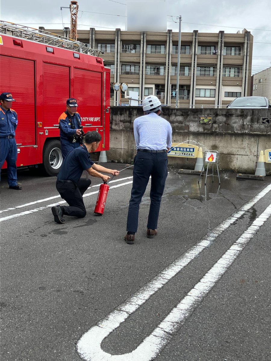 CaRepoPR's tweet photo. カーレポ本社で避難訓練を実施しました。
 水戸南消防署から4名の隊員の方にお越しいただき、
 消火器の使い方や火災時の初期消火を学びました。  

合言葉は「ピン・ホース・レバー」  

いざという時に慌てないよう、
 避難訓練という機会を大事にしていきたいです! https://t.co/bvVhSn2Rrk