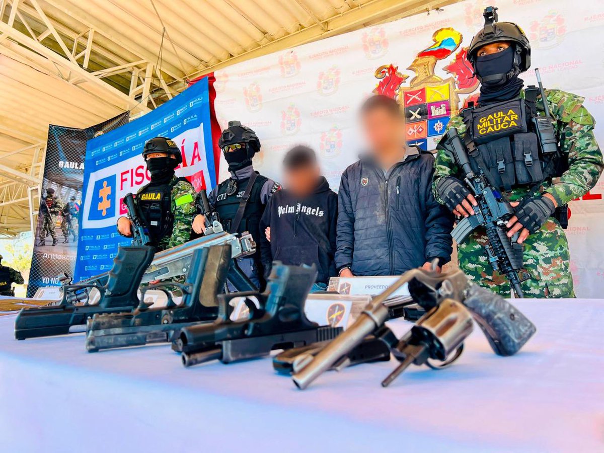 mindefensa's tweet photo. Siguen cayendo los cabecillas del ELN: El @COL_EJERCITO en una operación conjunta con la @FuerzaAereaCol, capturaron en la vereda El Roble, La Vega, Cauca, a alias ‘El Flaco’, cabecilla de comisión de la estructura Manuel Vásquez Castaño señalado de los delitos de extorsión, secuestro y reclutamiento forzado, junto a otro integrante del grupo criminal.

En la acción se incautó un fusil, cuatro armas cortas, granadas, detonadores eléctricos, equipos de comunicación y abundante munición. 

¡En la Patria Milagro los bandidos no van a tener ni un minuto de tranquilidad!