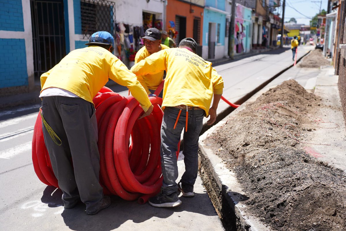 sebastiansiero's tweet photo. 🚜🔌👷‍♂️ ¡Adiós a las telarañas de cables! Somos los primeros en el país en impulsar un proyecto para pasar el cableado aéreo a subterráneo. Iniciamos en Zona 1, con un ducto único. 

Vamos a limpiar el entorno, eliminar el ruido visual y darle otro nivel a nuestro municipio. https://t.co/HNxuSGgExe