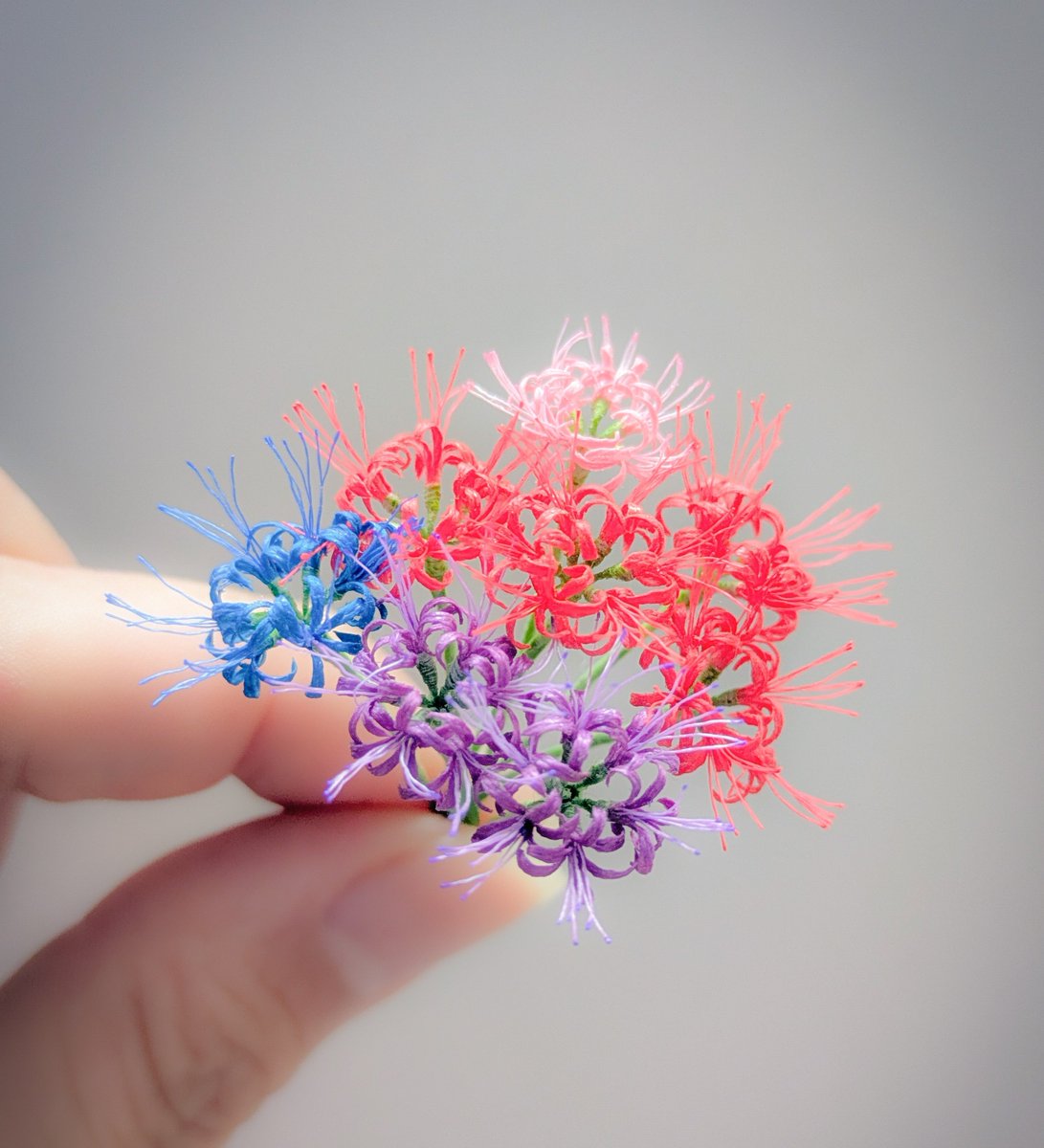 tete_shigoto's tweet photo. 固めた刺繍糸だけで作った、色とりどりの彼岸花 https://t.co/ZVlnqRbgYa