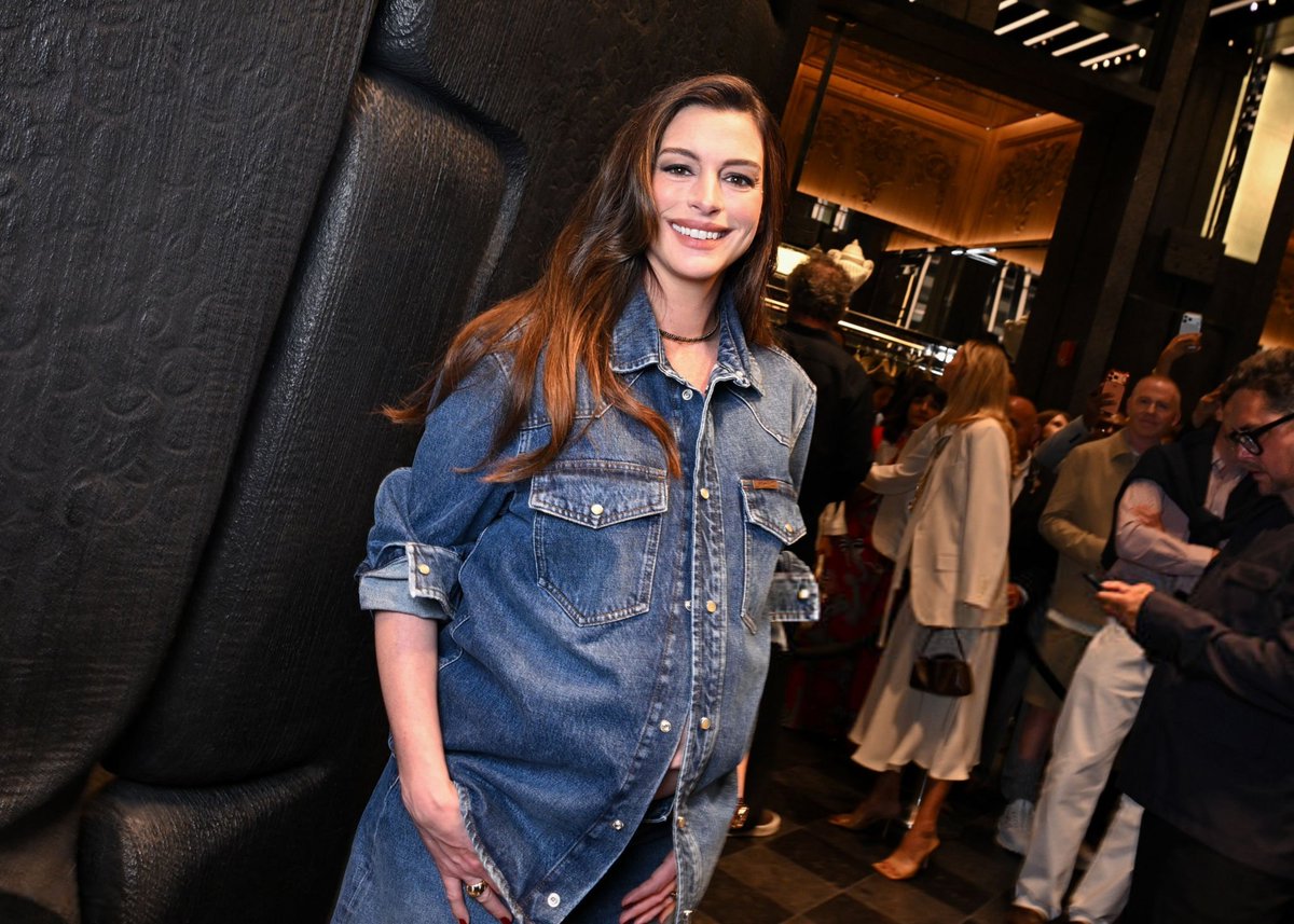 annehathawaybr's tweet photo. A mais linda ❤️ Anne Hathaway hoje no coquetel de abertura da Moncler Fifth Avenue em Nova York. https://t.co/mYrhcBP6Wo
