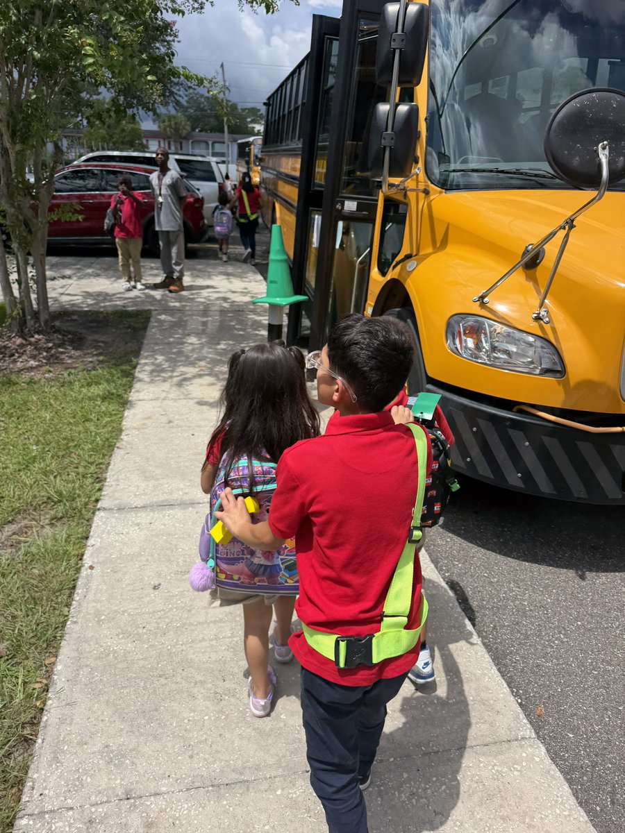 THEShawElem's tweet photo. 🐾 Shaw-some Safety Patrols in Action! 🐾 Our Safety Patrols are showing leadership and Bulldog Pride by helping our Kindergarten students safely make their way to the buses. 🚌❤️💙 Thank you for being safe, responsible, and Shaw-some every day! ⭐

#ShawStrong #StudentLeadership https://t.co/pJm29p0nq5