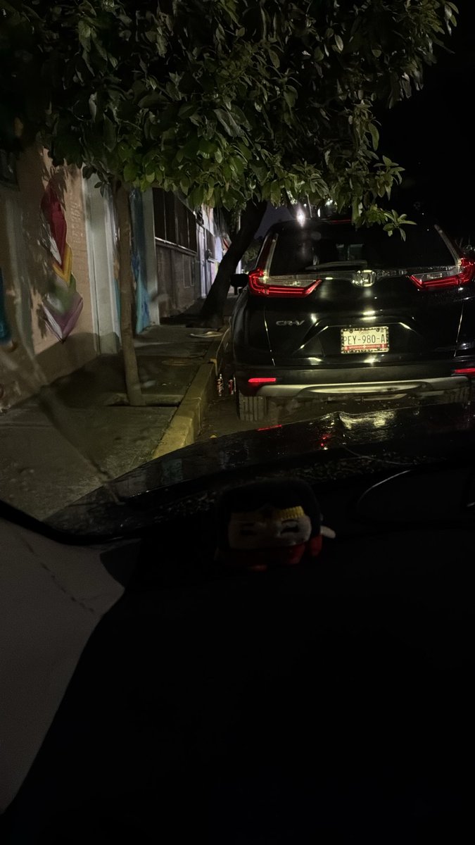 mauro220986's tweet photo. @SSPCMexico @UCS_GCDMX @LaSEMOVI 

Hay una camioneta negra
CRV placas PEY980A, estacionada ingiriendo bebidas. El problema es que la basura la están dejando en la calle. Esto es en la avenida 561 Aragón 2da sección, frente a la primaria Ernesto Alconedo. https://t.co/P9fqR7vOl1