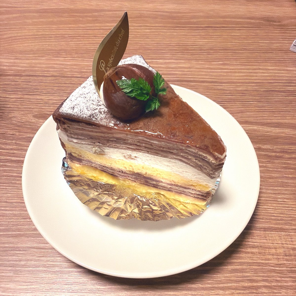 hakurostart_40's tweet photo. 先日誕生日を迎えた🎂当日は長男が38℃台の発熱があったから予定は全てお流れ。悲しかったけど夫が夕飯を作ってくれ、娘たちが手作りでプレゼントを作ってくれていて嬉しかった🥹💓昨日は親友ちゃんからリンドールのプレゼント！長男は先日発疹が出て突発性発疹確定…絶賛不機嫌期です💭 https://t.co/gKmrmcbrUW