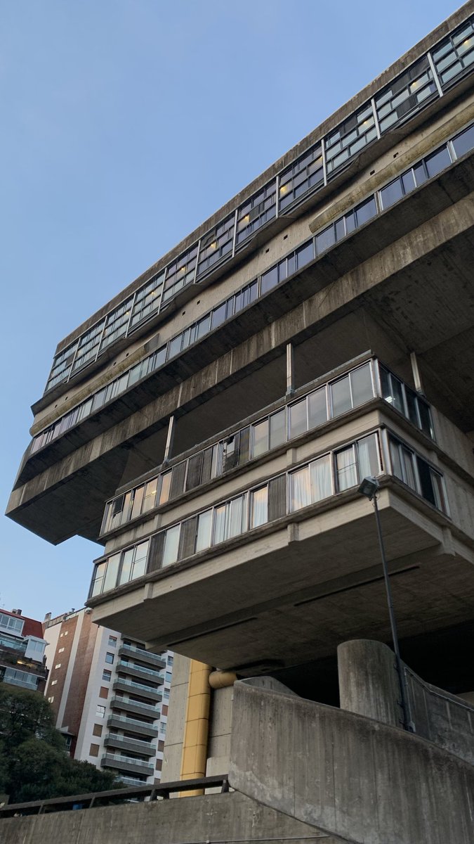 arbstein's tweet photo. lo linda que es la biblioteca a las siete de la tarde https://t.co/AyxanXXdio