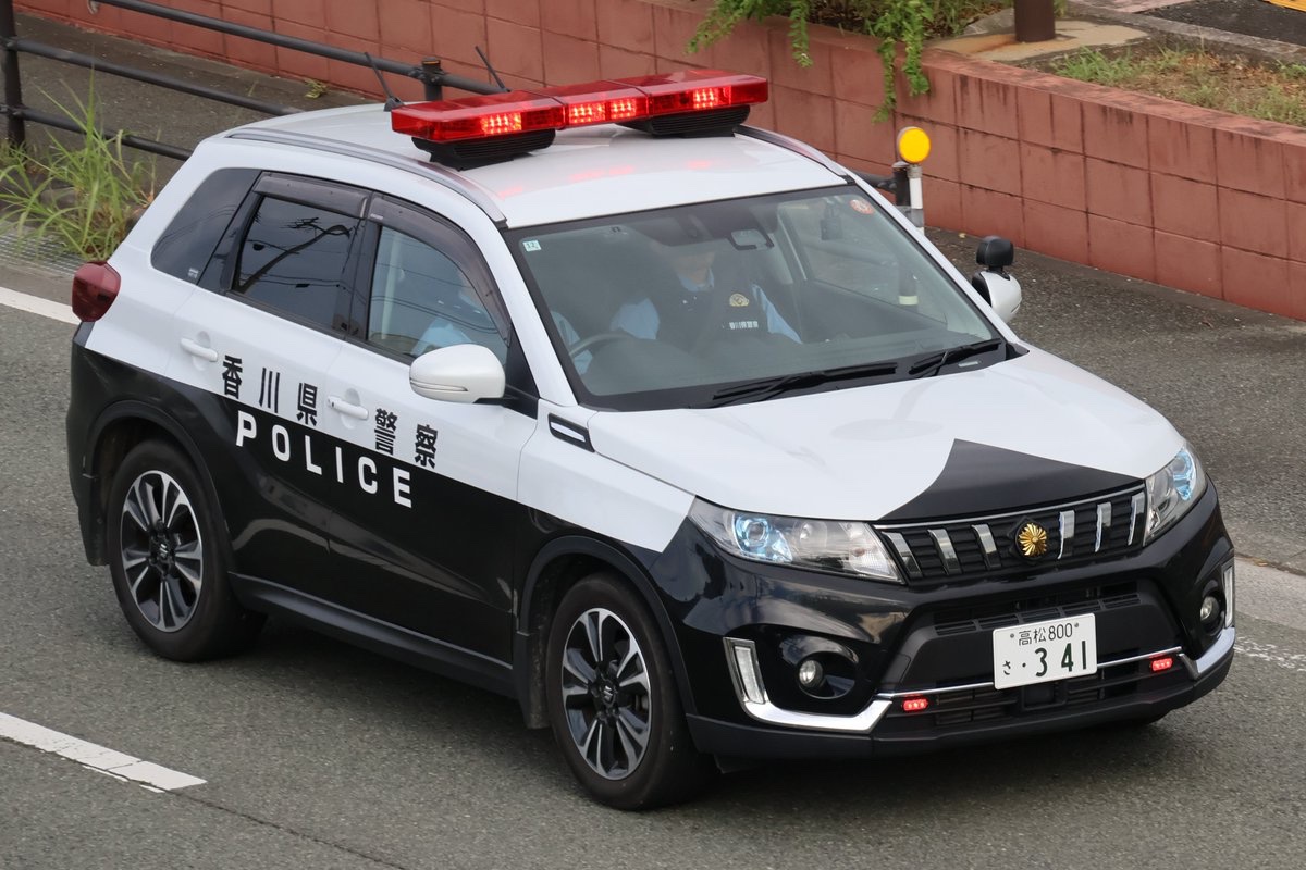KUPS39M's tweet photo. 香川県警察高松北警察署 スズキエスクード 特別自動車警ら隊として熊本に派遣された車両
3代目エスクードは以前撮影しましたが４代目は初撮影
赤色灯は名古屋電機工業のフリックス赤色灯を装備しており県費導入だと思われる
#パトカー https://t.co/0RLy9u1sZw