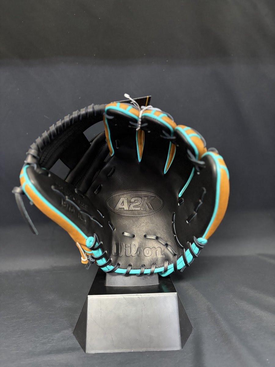 info42648043's tweet photo. Wilson
US最高峰MODEL グラブ入荷🇺🇸

【A2K for JAPAN】

型番：1975(11.75㌅)
カラー：ブラック×S��ン
価格：税込定価71,500円→すみれ価格は…

1個のみですのでお早めに😊

#すみれスポーツ #wilsonbaseball #wilson #ウイルソン #59000 https://t.co/pxakTLYy5y