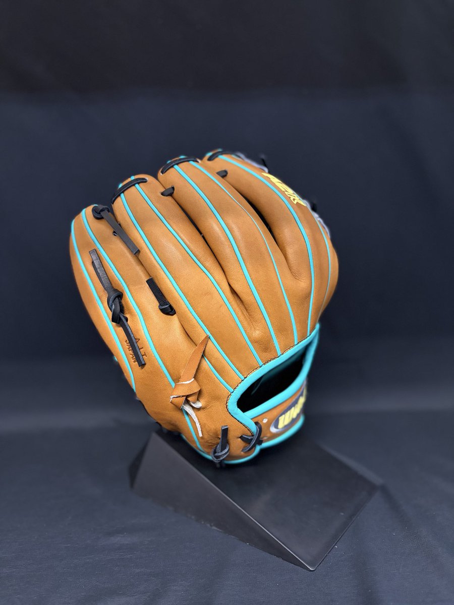 info42648043's tweet photo. Wilson
US最高峰MODEL グラブ入荷🇺🇸

【A2K for JAPAN】

型番：1975(11.75㌅)
カラー：ブラック×S��ン
価格：税込定価71,500円→すみれ価格は…

1個のみですのでお早めに😊

#すみれスポーツ #wilsonbaseball #wilson #ウイルソン #59000 https://t.co/pxakTLYy5y
