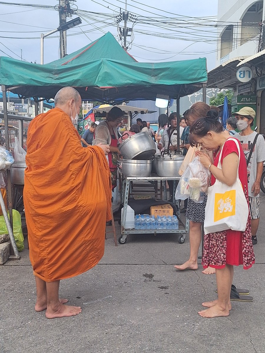 tsymyj's tweet photo. ใส่บาตรทำบุญเช้า #สาธุ 🙏🩷 https://t.co/TjOEgY0zqb