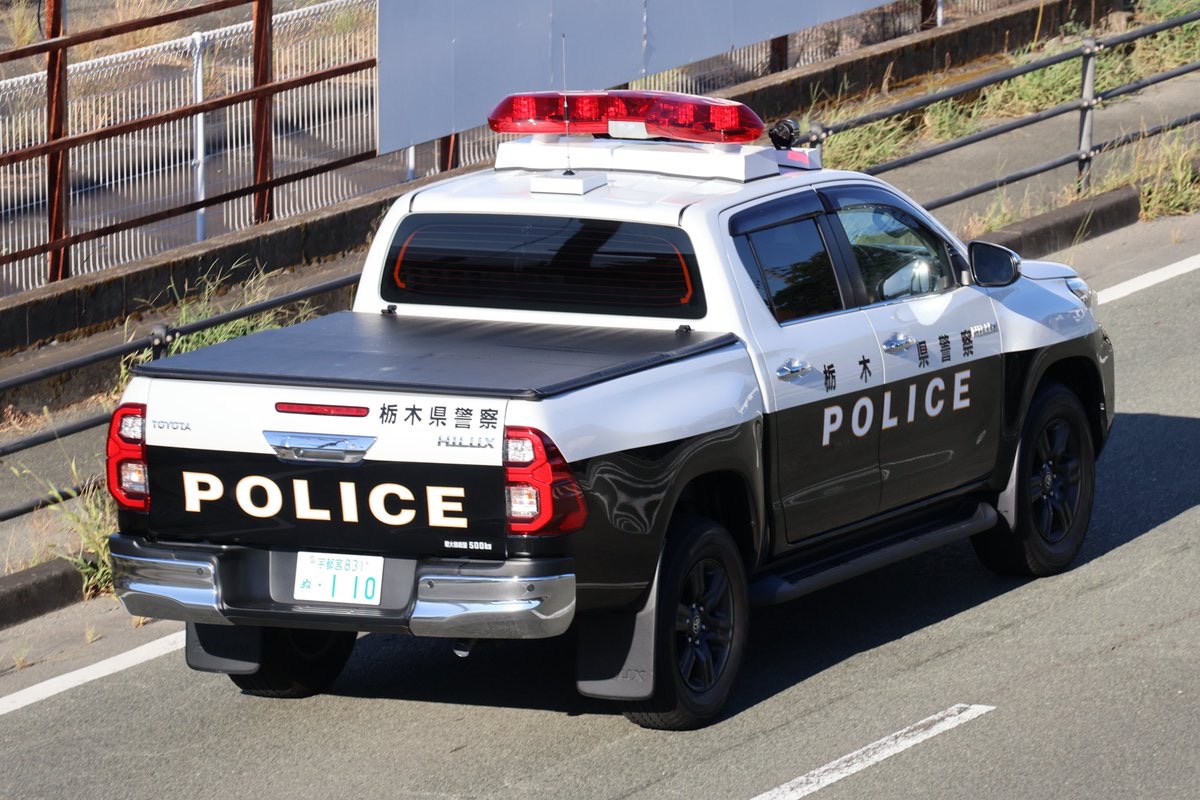KUPS39M's tweet photo. 栃木県警察 地域部 山岳警備隊 トヨタランドクルーザー、ハイラックス
���年寄贈されたばかりの新車でいずれ撮影したいと思っていましたがまさか熊本で撮れるとは... ハイラックスのナンバーは字光式なんですね
#パトカー https://t.co/qxfV5ISnil