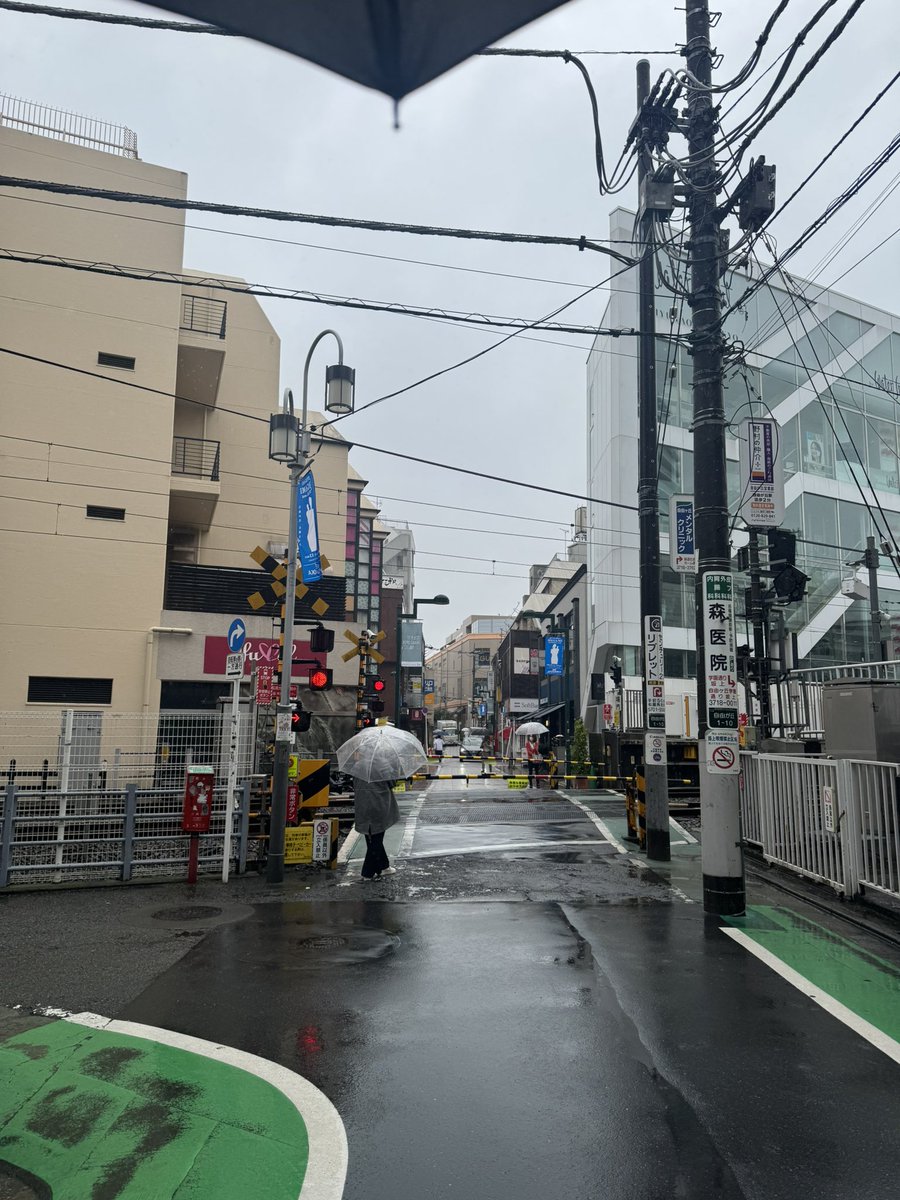 diaxlll's tweet photo. 雨だぁあ☔
やったぁー(大泉洋) 

世界じゅうを~僕らの 涙で埋め尽して♫

#樋口了一 https://t.co/MNCpulGilT