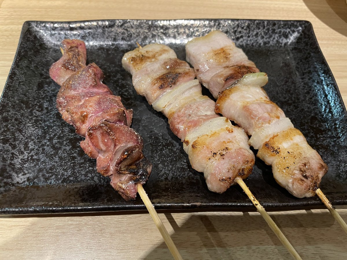 lunch_kun's tweet photo. 札幌グルメ
かっちょん家
4,620円

北24条駅界隈はイベント開催で雨にも関わらずどこも満席
前から来たかったこちらに入れてホッと一息
焼鳥メインなので豚と鶏の精肉に白レバー
肉厚で食べ応えがあって期待通りの本格派の焼鳥
24条駅には安くて美味い焼鳥屋が潜んでいます
さすが北のすすきのです https://t.co/8vccB50XwY