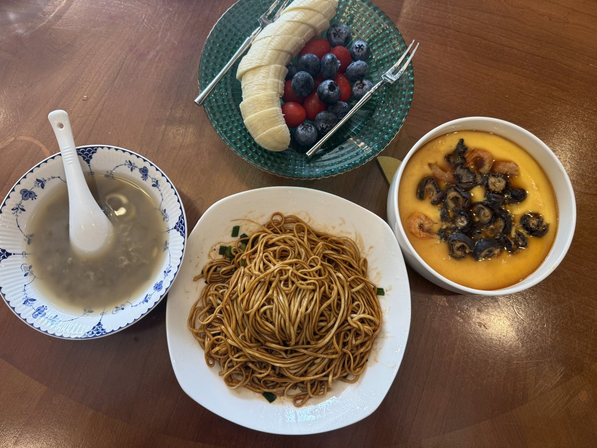 TaiPingJieZong's tweet photo. 好久没发早餐了，在杭州就让阿姨做的简单点。

昨晚跟朋友抽茄聊的很晚，他说从阿里出来几个月，投了几十份简历才明白，以前的成就靠的是平台！

我说你现在知道还不晚，还有机会毕竟是P9呀，他苦笑着说：以前是P9，现在P都不是😂🤣 https://t.co/bKx13fyo5W